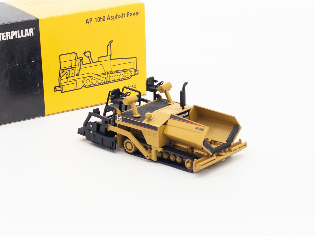 011 - NZG Cat AP1050 Paver