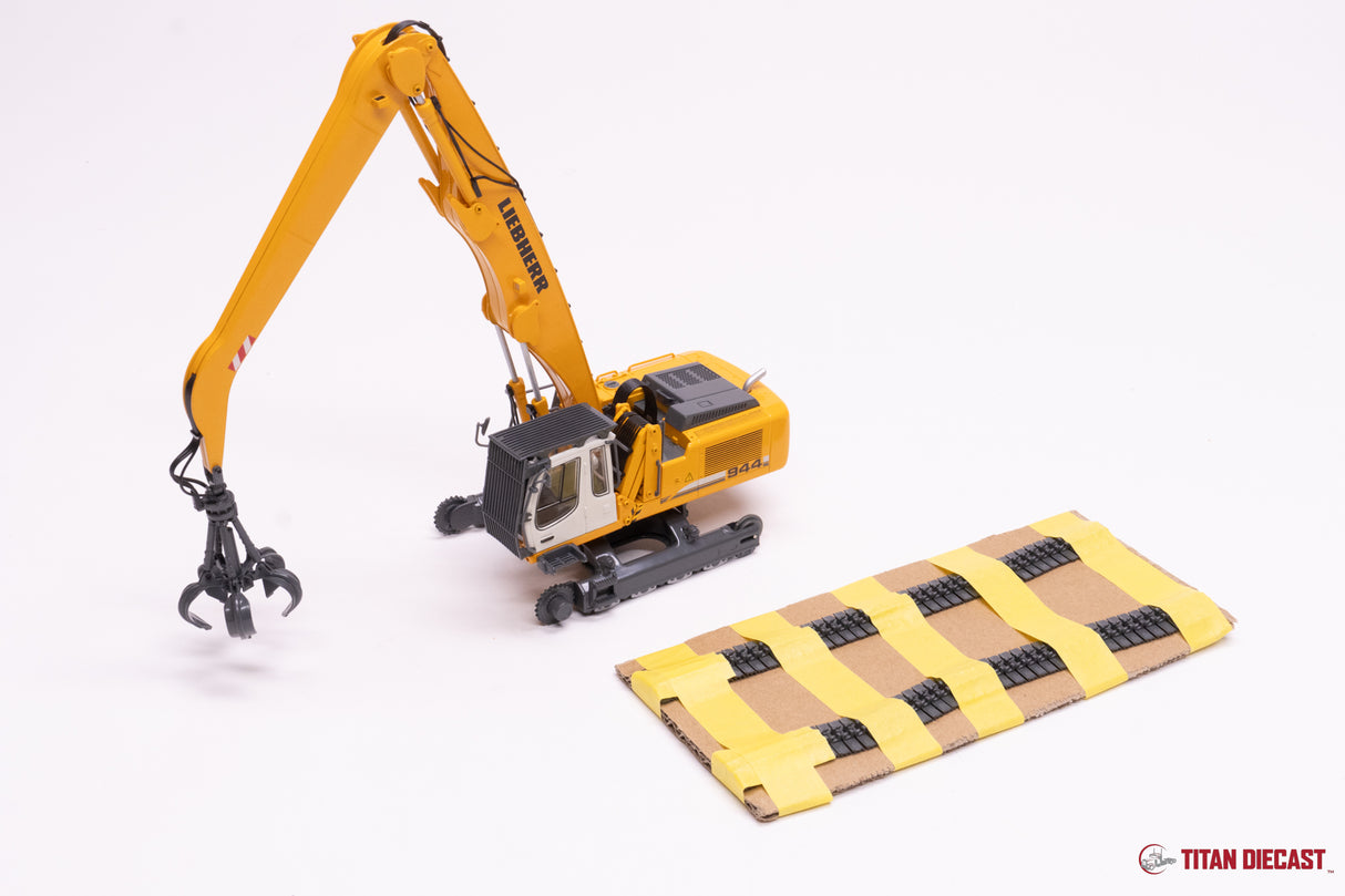 MD-117 Universal Hobbies Liebherr R944C Material Handler