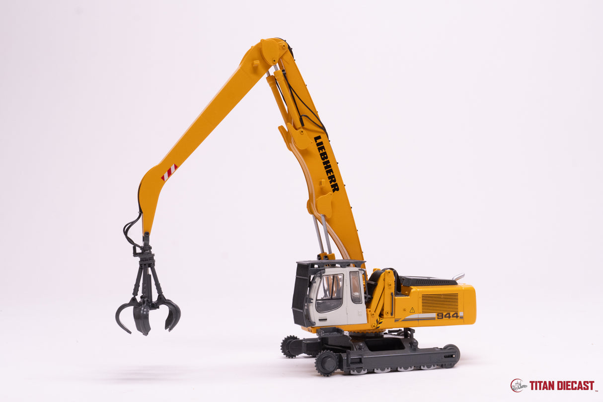 MD-117 Universal Hobbies Liebherr R944C Material Handler