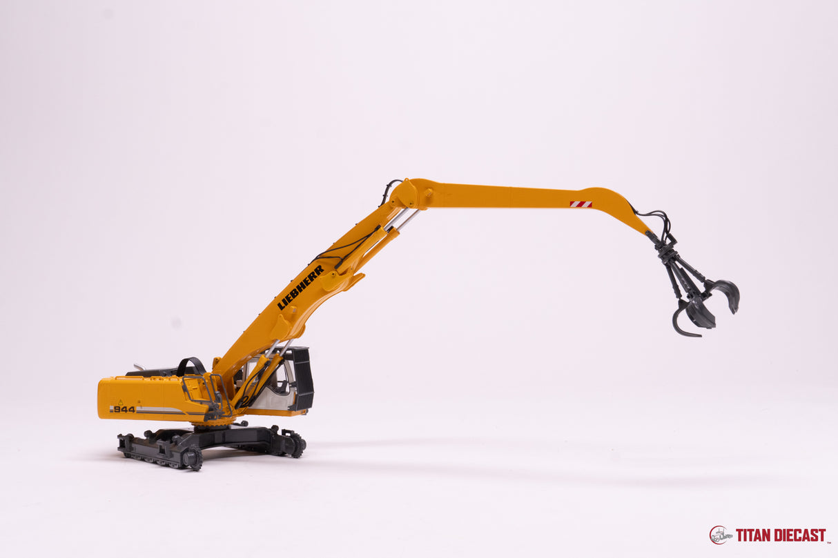 MD-117 Universal Hobbies Liebherr R944C Material Handler