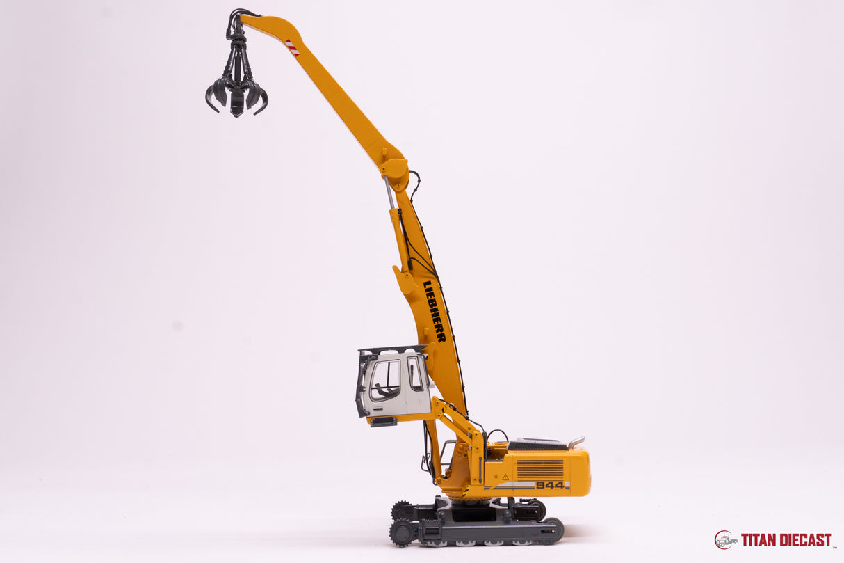 MD-117 Universal Hobbies Liebherr R944C Material Handler