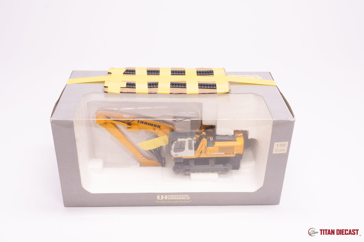 MD-117 Universal Hobbies Liebherr R944C Material Handler