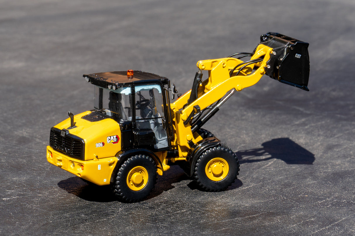 1/50 Scale Diecast Masters Cat 906 Loader