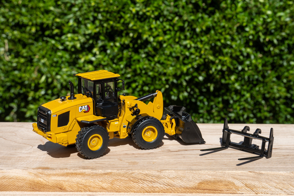 1/50 Scale Diecast Masters Caterpillar 930 Wheel Loader