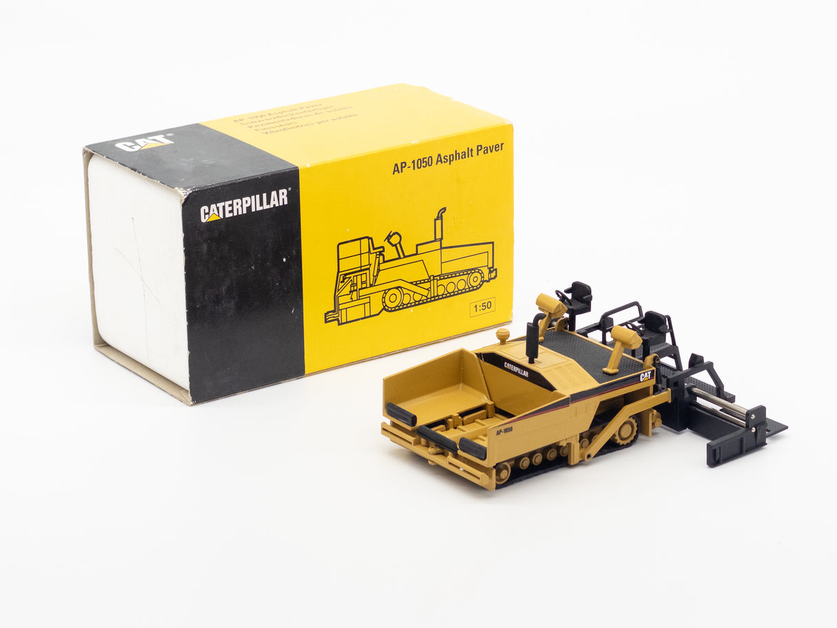 011 - NZG Cat AP1050 Paver
