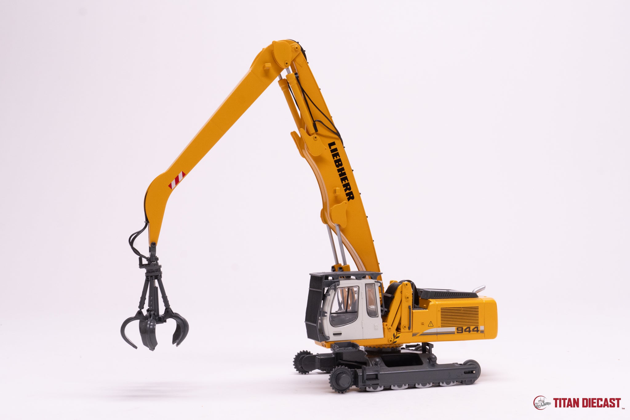 MD-117 Universal Hobbies Liebherr R944C Material Handler – Titan